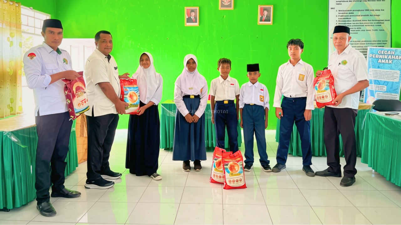 Sambut Hari Santri, MTs Negeri 2 Morotai Berbagi Sembako kepada Siswa yang Membutuhkan